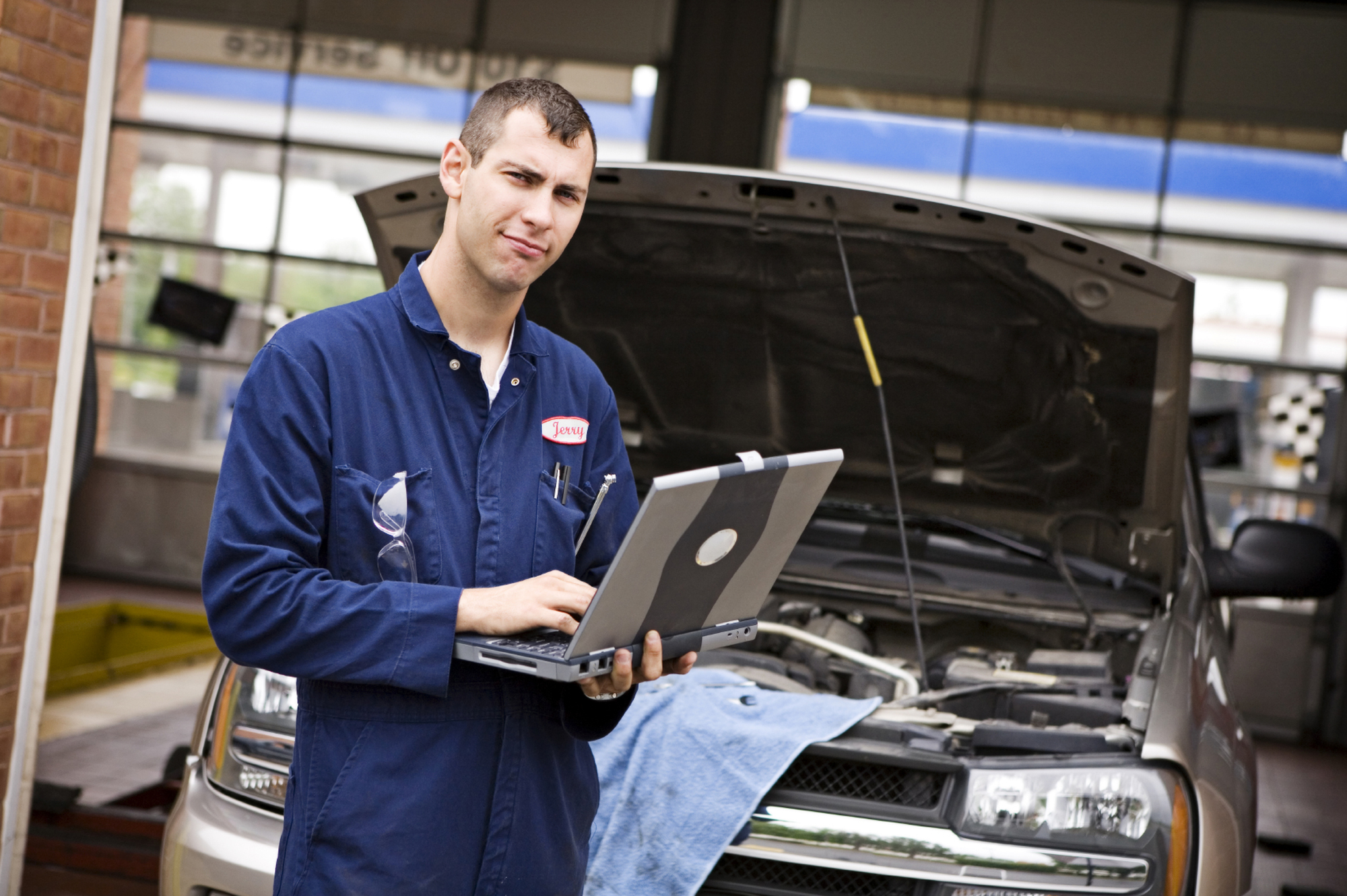 Sweety fox auto mechanic. Автомеханик с компьютером. Автосервис. Осмотр автомобиля. Автомастер.